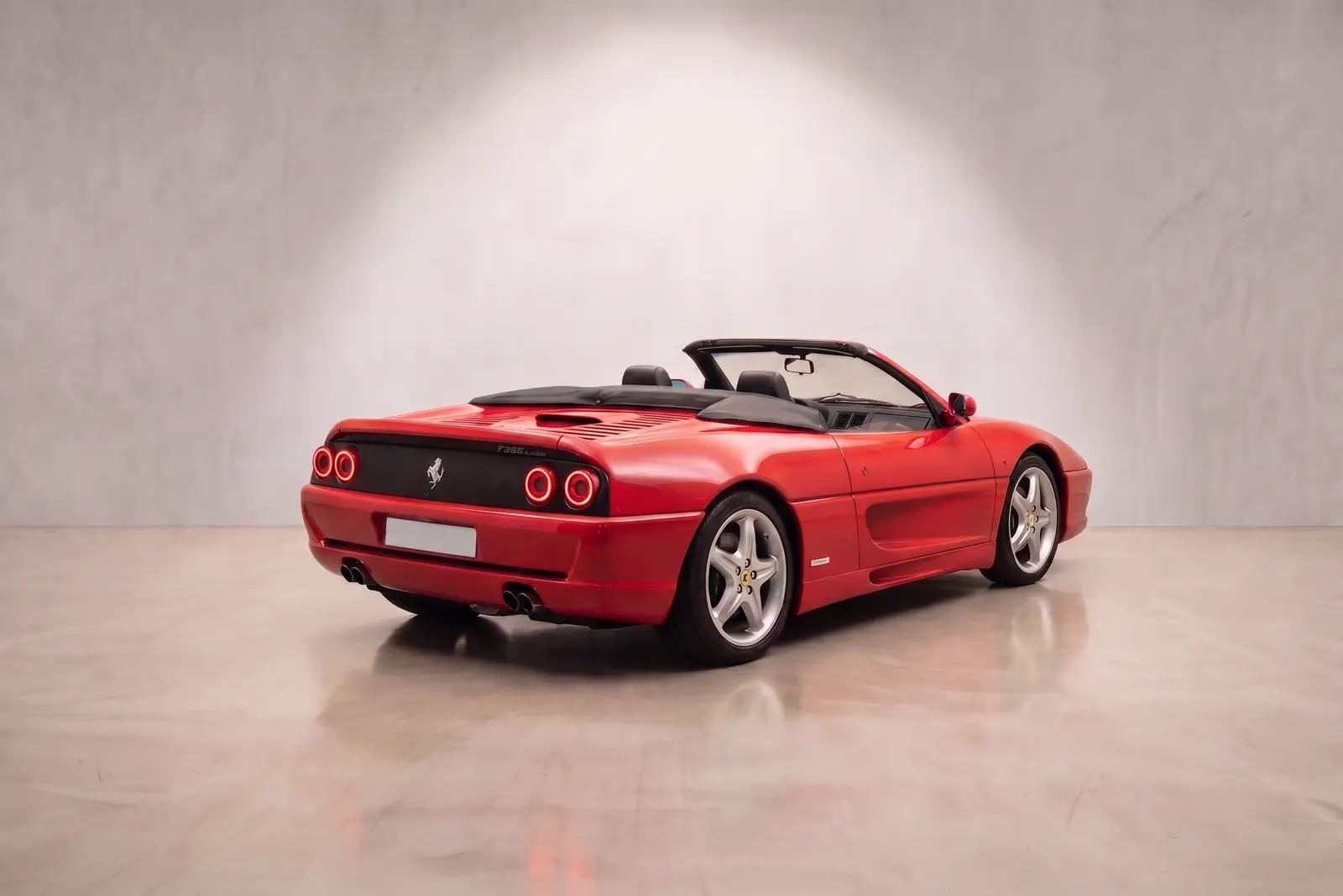 Poupe de la F355 Spider et ses quatre sorties d'échappement